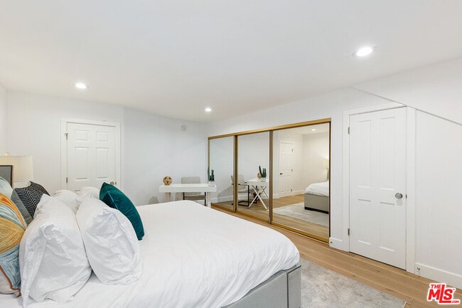 Building Photo - 6502 Dume Dr