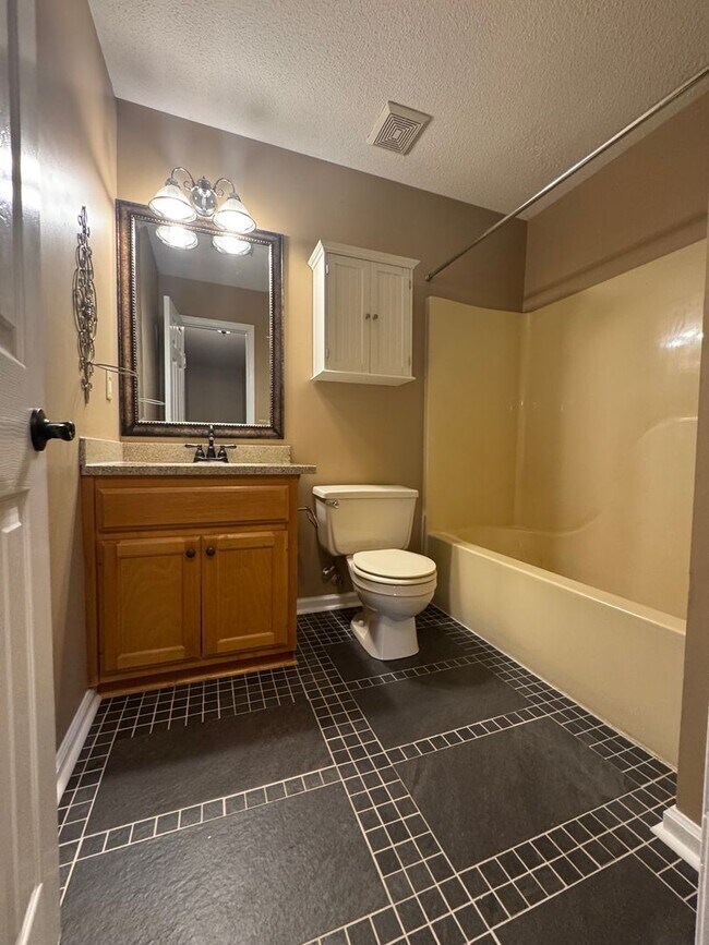 Building Photo - 2000/3 br/2.5 ba/bonus room/office 2,330 sqft