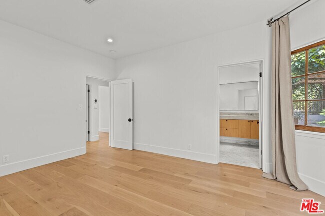 Building Photo - 6484 Ivarene Ave