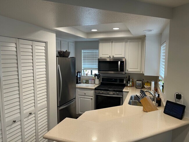 Building Photo - **Coming Soon** 2-Level Loft Condo with Re...