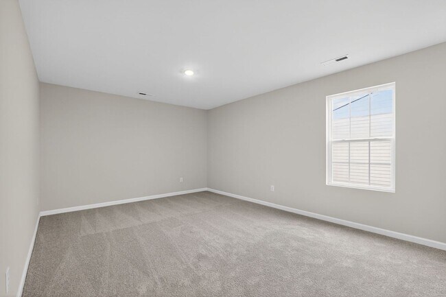 Building Photo - Spacious 5BR House in Statesville