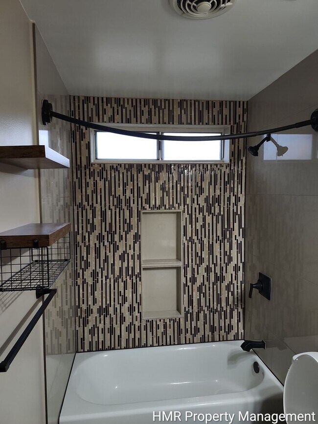 Building Photo - House on cul-de-sac with big back yard