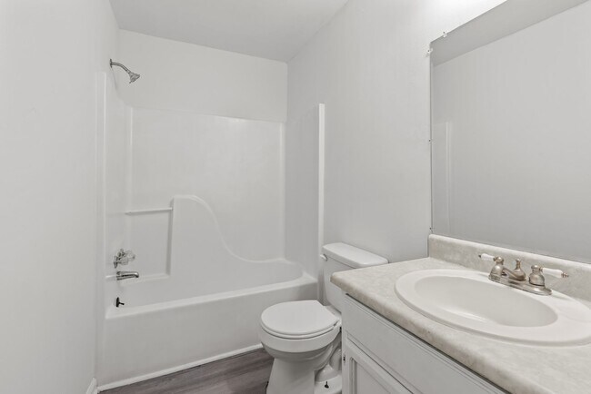 Building Photo - Stylish & Newly Renovated 3 Bedroom 1.5 Ba...