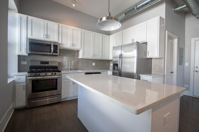 Building Photo - 3 bedroom in Chicago IL 60608