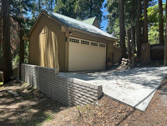 Building Photo - 10905 Elm Dr