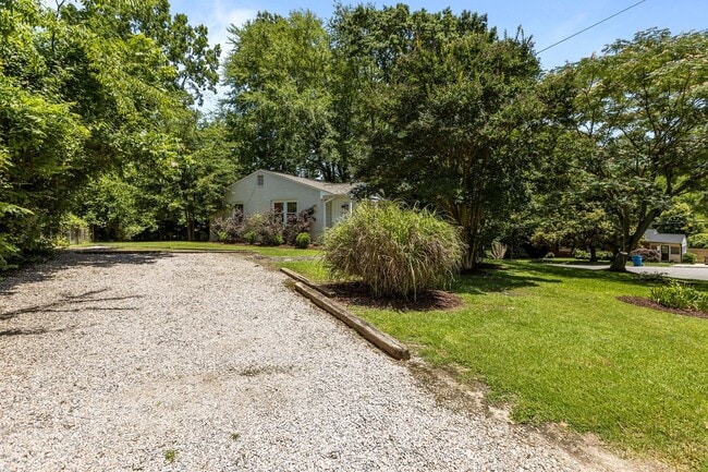 Building Photo - Adorable, Modern 3 Bedroom Ranch near Downtown Raleigh - Gorgeous finishes, open floorplan, updat...