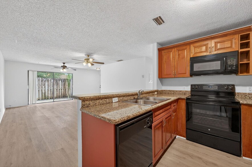 Building Photo - Lakeside Villas