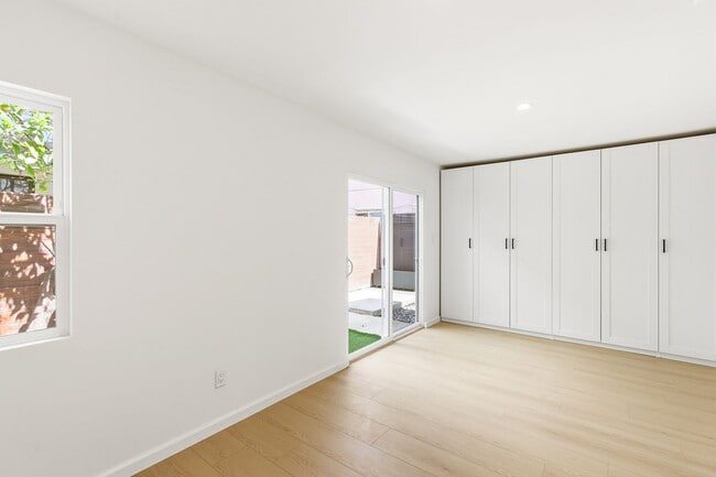 Building Photo - Beautiful modern 3 Bed + 2 Bath House