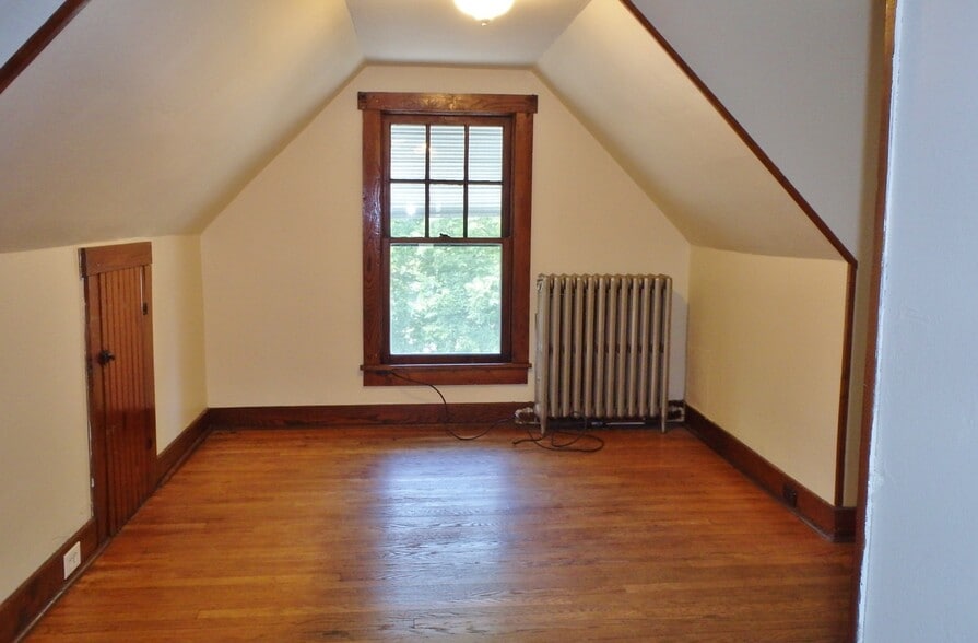 Building Photo - 412 W Foster Ave