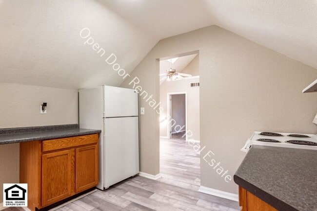 Building Photo - 731 3rd St