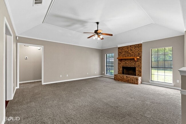 Building Photo - 2542 Spruce Dr