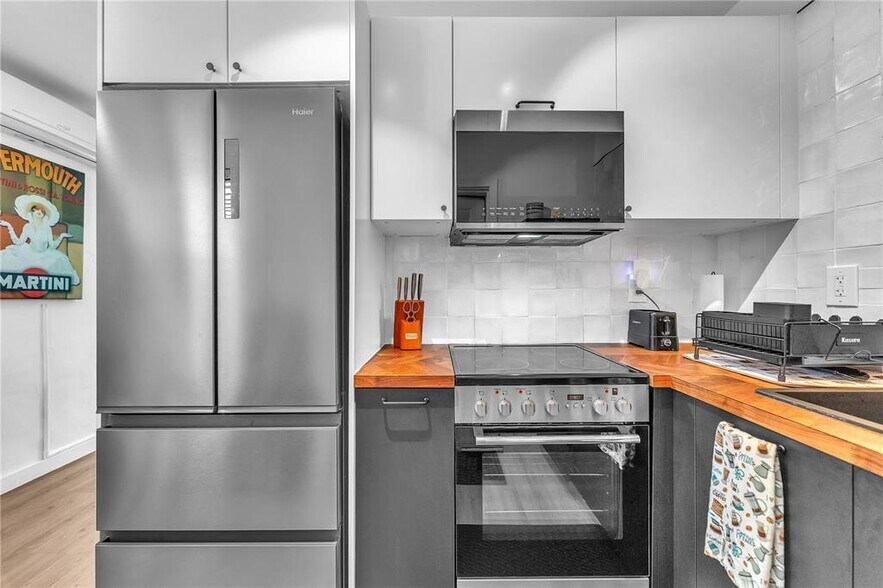 Building Photo - 754 NE 40th St