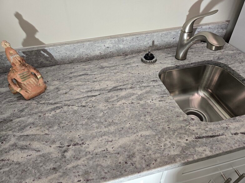 Granite - 2424 Linden Ave