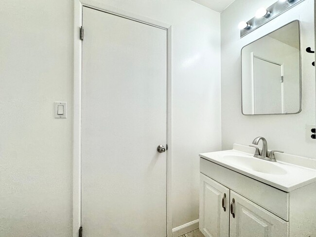 Building Photo - Beautiful 3Bd/1.5Ba Available In Santa Ana