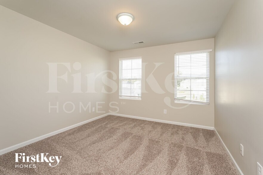 Building Photo - 3710 Streamside Dr