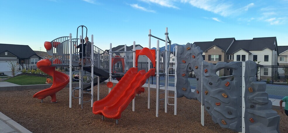 Building Photo - 704 N Bennedict Dr