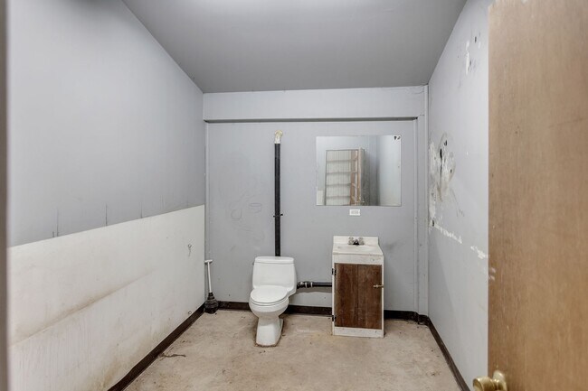 Building Photo - Spacious 2BR Home with Loft, Warehouse & Private River Access Mulino, OR