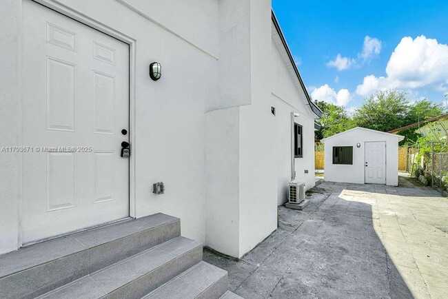 Building Photo - 3040 NW 13th Ave