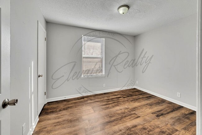 Building Photo - Two Bedroom Duplex near Trinity Hills in Nashville!