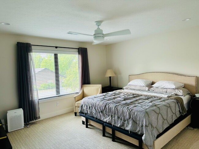 Building Photo - Beautiful 4BR/3.5BA Home in Granger – Spac...