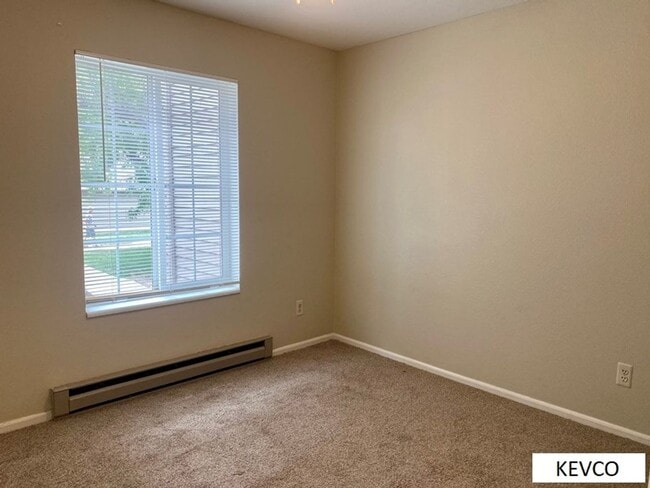 Building Photo - Light & Bright End Unit Townhouse!