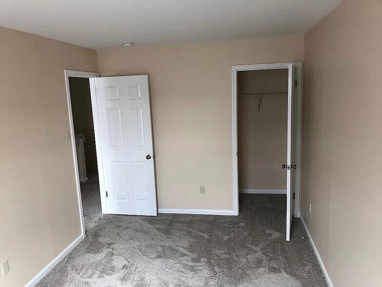 Building Photo - 4662 Louise St Claire Dr