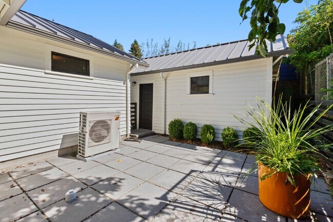 Building Photo - 2Bd/1Ba Seattle Duplex