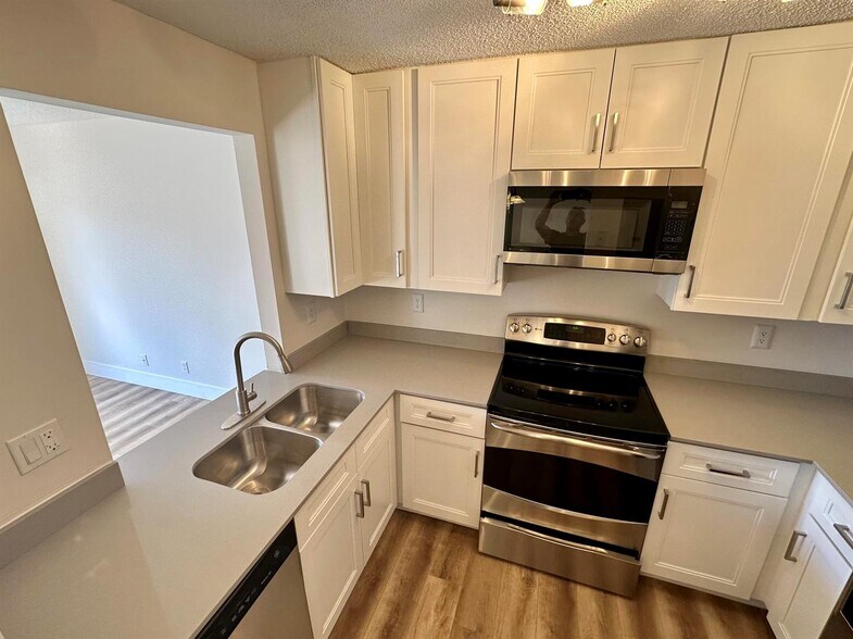 Building Photo - 1631 Cypress Way E