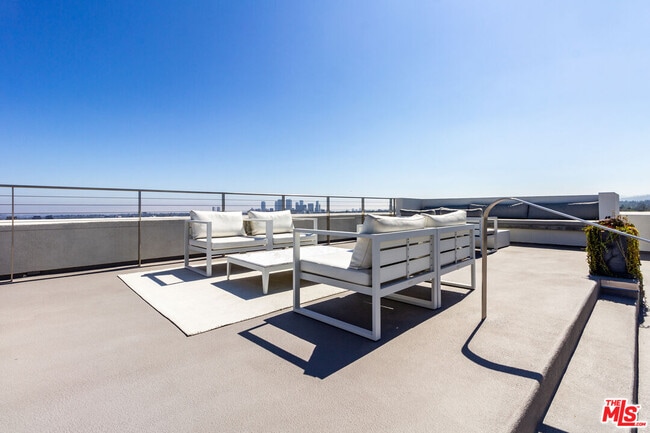 Building Photo - 838 N Doheny Dr