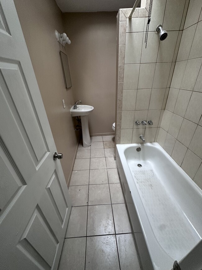 Building Photo - 2647 S 68th St