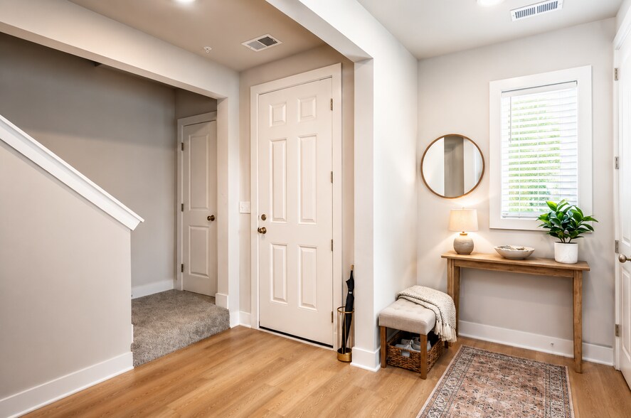 Building Photo - 701 Halcyon Ln