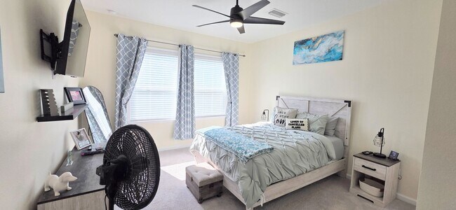 Building Photo - 3 bedroom 2 bath Open Floor Plan!