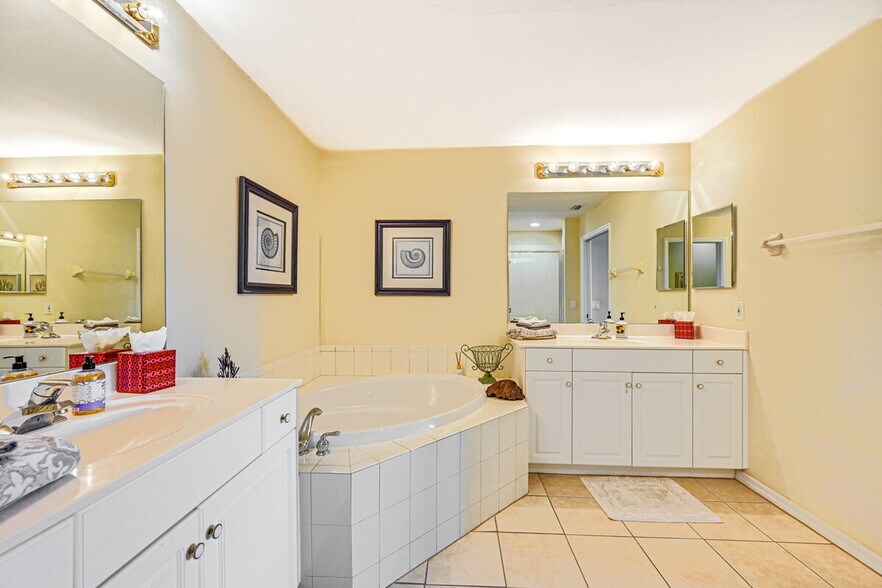 Building Photo - 3973 Bishopwood Ct E