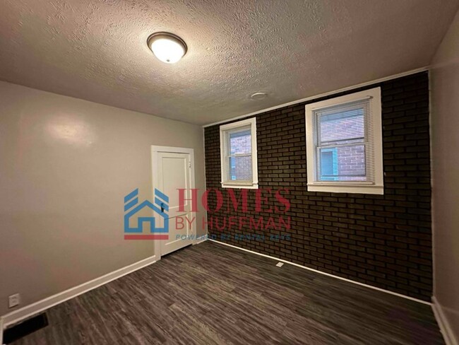 Building Photo - Two Bedroom House | Move In Ready!