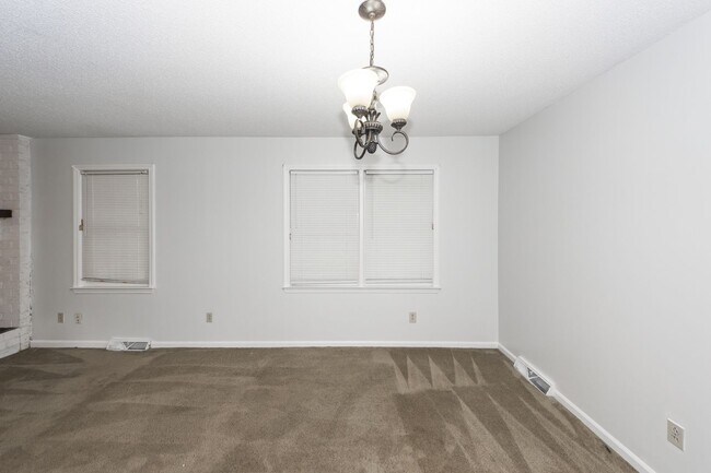 Building Photo - 3 Bedroom 2 Bath Home in Briarwood - Summe...