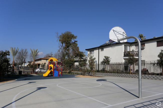 Building Photo - Holt Family Apartments