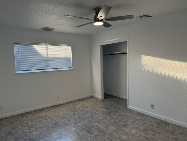 Building Photo - 204 W Robertson Rd