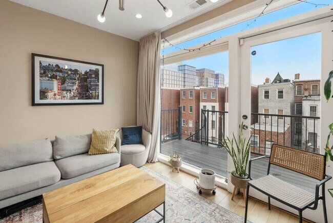 Building Photo - Mt Vernon Square Penthouse Condo