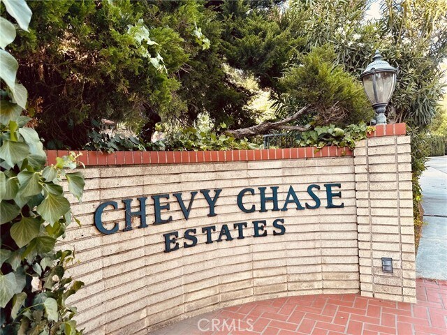 Building Photo - 2255 E Chevy Chase Dr