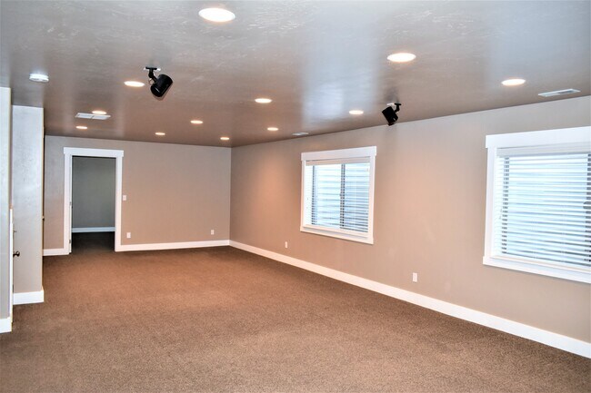 Building Photo - 1022 E Old Mill Dr