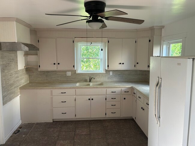 Building Photo - 20 Hedgewood Dr