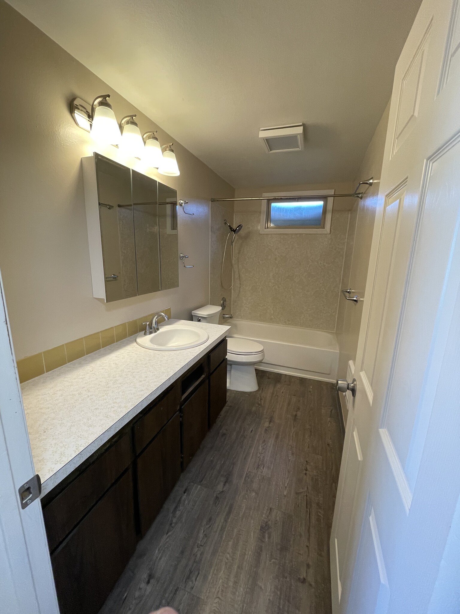 Main bath with tub/shower - 46398 Max Harder Rd N