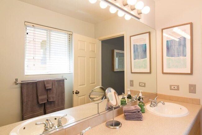 Building Photo - Gorgeous Upstairs unit with downtown view private deck