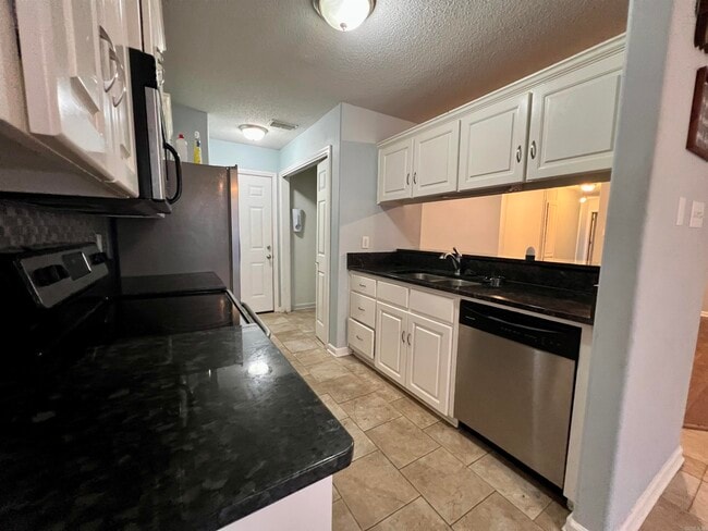 Building Photo - 16 Tacoma Dr