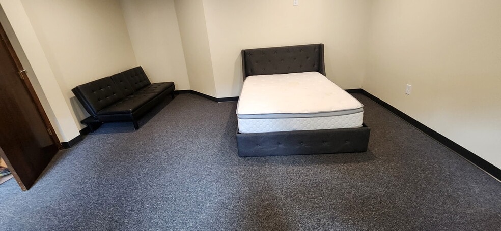 Unit 40 Room For Rent - 324 Valley St