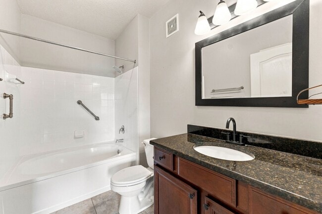 Building Photo - Absolutely Stunning 3 BR/2 BA/2 Car Garage Condo in gorgeous Gated New Tampa resort style community.