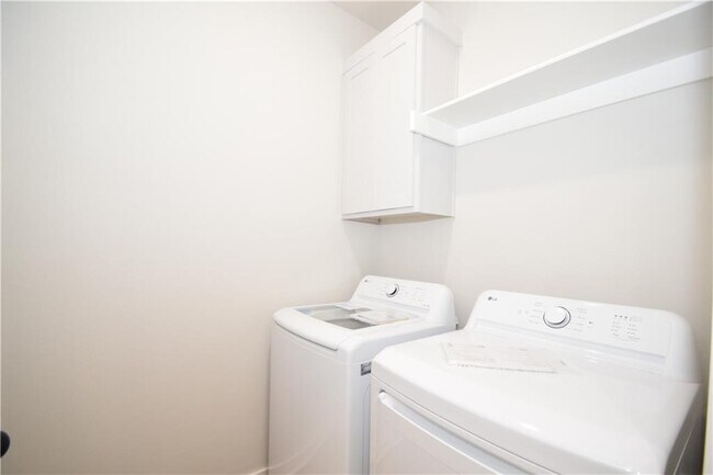 Building Photo - 521 Cosmos St