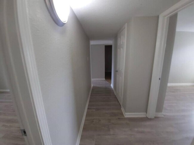 Building Photo - 8100 Creekbend Dr
