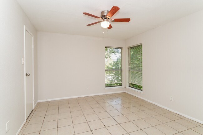 Building Photo - 4021 Briar Hollow Dr