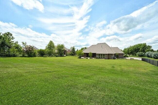 Building Photo - 22090 White Pine Cir